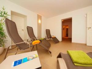a living room with chairs and a couch at Villa Ahlbeck Haus 1 in Ahlbeck