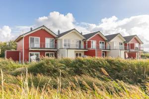 a row of houses on top of a beach at Ferienhaus Nordspitze in Dagebüll