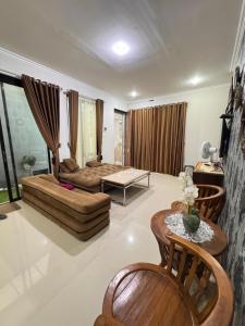 a living room with a couch and a table at Villa FiFa in Blimbing
