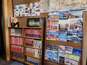 a book store with books and dvds at Guesthouse Face to Face in Fujinomiya