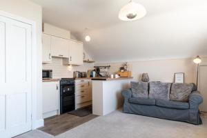 a living room with a couch and a kitchen at 1 Bed in Mortehoe oc-barri in Mortehoe