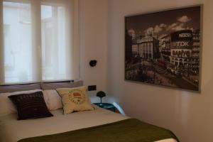 a bedroom with a bed and a picture on the wall at OE concept in Guernica y Luno
