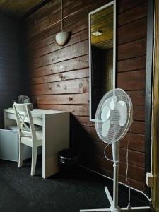 a room with a desk with a fan and a mirror at Nõva Külalistemaja in Nõva