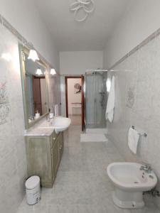 a bathroom with two sinks and a shower and a toilet at Casa Spartaco in Certaldo