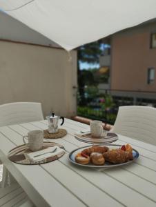 a table with a plate of food and cups on it at Casa Spartaco in Certaldo