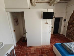 a room with a bed and a white wall at Nostra Torre in Filettole