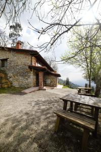 a building with a picnic table in front of it at Apartamentos La Cabaña del Cerro Alto in Beceña