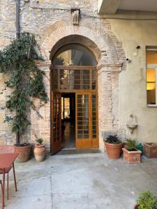 an entrance to a building with a wooden door at Hotel Posta - palazzo Guidoni in Orvieto