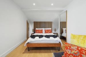 a bedroom with a large bed and a couch at Stay in Style, Two Bed! in Appleford