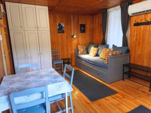a living room with a couch and a table at Igali Kuckó in Igal