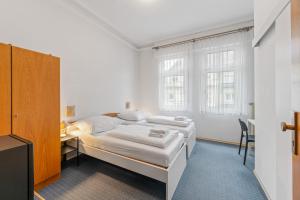 a bedroom with two beds and a desk and window at Monteurapartments in Heidenheim NEU Küche Smart TV WIFI in Heidenheim an der Brenz