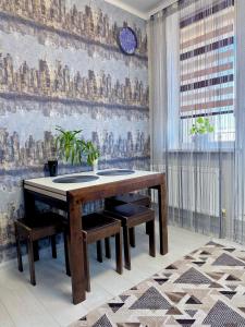 a dining room with a table and a wall at 7 Apartmens ЖК 7-Небо Аквапарк Промринок 7 in Odesa