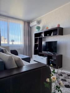a living room with a couch and a flat screen tv at 7 Apartmens ЖК 7-Небо Аквапарк Промринок 7 in Odesa