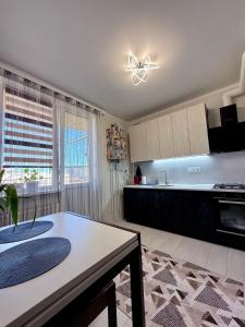 a kitchen with a table and a ceiling fan at 7 Apartmens ЖК 7-Небо Аквапарк Промринок 7 in Odesa