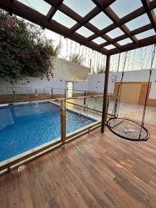 a large swimming pool with a swing and a swimming pool at درة ينبع in Yenbo