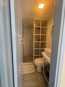 a bathroom with a toilet and a glass shower at Casa El Eden in Puerto Triunfo +35 photos