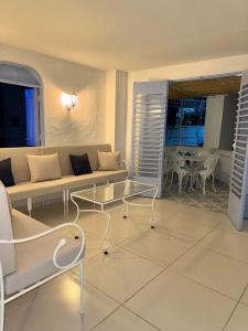 a living room with a couch and a table at Casa El Eden in Puerto Triunfo