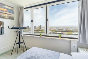 a bedroom with a view of a city from a window at Marina Wendtorf Kajüte in Wendtorf