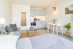 a living room and kitchen with a couch and a table at Marina Wendtorf Kajüte in Wendtorf