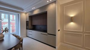 a kitchen with a dining table and a television at LOS CUATRO CANTONES, Centro Ciudad in Palencia