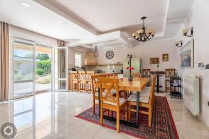 a kitchen and dining room with a table and chairs at Vila Eleonora Beograd in Belgrade