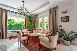 a living room with chairs and a table at Vila Eleonora Beograd in Belgrade