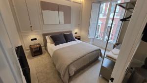a bedroom with a bed with blue pillows on it at LOS CUATRO CANTONES, Centro Ciudad in Palencia