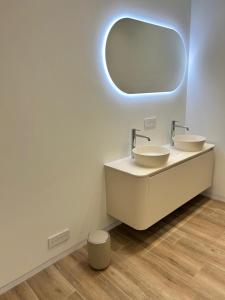 a bathroom with two sinks and a mirror at Tronc Verdi in Roeselare +6 photos