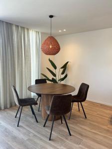 a dining room with a table and chairs at Tronc Verdi in Roeselare