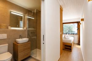 a bathroom with a toilet and a shower and a sink at Superbe T3 en face du Brevent, Chamonix in Chamonix