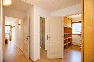 an empty room with a door and a hallway at Superbe T3 en face du Brevent, Chamonix in Chamonix