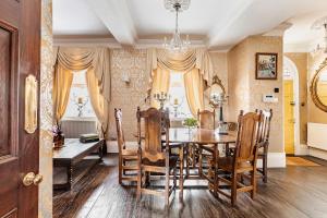 a dining room with a table and chairs at Warwick Centre Townhouse Castle views in Warwick