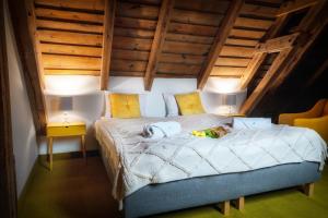 a bedroom with a bed with two lamps and a dog laying on it at ZielonoMi-Zielonowo in Zieleniak