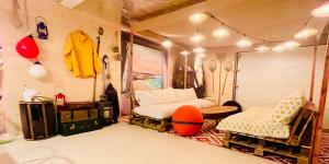 a room with a gym with a basketball on the floor at Grande maison familiale centre ville - 2km des plages in Beaussais sur Mer
