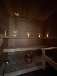 a small sauna with a bucket in the middle at Kotimaailma - Saunallinen kolmio in Kokkola
