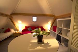 ein Zimmer mit einem Tisch, auf dem eine Pflanze steht in der Unterkunft Morges House in Morges