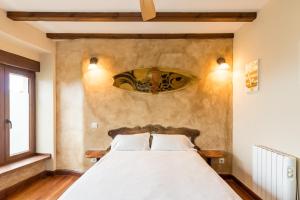a bedroom with a large white bed in a room at Casa Del Surf Somo in Somo