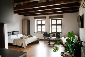 ein Schlafzimmer mit einem Bett, einem Tisch und Stühlen in der Unterkunft Bagatelka Cenrum Rekreacyjno-Hotelowe in Miłosław