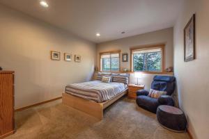 a bedroom with a bed and a chair at River Scene 30 Night Minimum in White Salmon