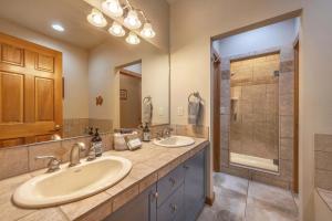 a bathroom with two sinks and a shower at River Scene 30 Night Minimum in White Salmon +26 photos