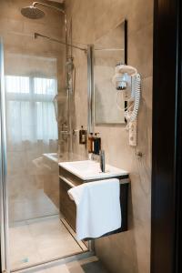 ein Badezimmer mit Dusche, Waschbecken und Dusche in der Unterkunft Bagatelka Cenrum Rekreacyjno-Hotelowe in Miłosław + 34 Fotos