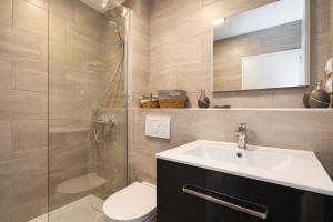 a bathroom with a sink and a shower and a toilet at Superbe T3 en face du Brevent, Chamonix in Chamonix