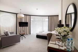 a hotel room with a bed and a mirror at Diune Hotel by Zdrojowa in Kołobrzeg