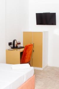 a room with a desk and a chair and a table at Kings hotel in Colombo