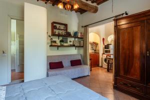 a bedroom with a bed and a couch in a room at Casa Anita Lucca in Lucca