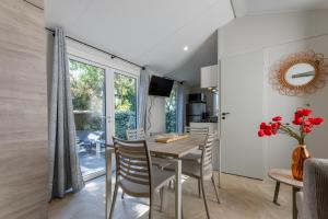 a kitchen and dining room with a table and chairs at Gassin bungalow in Gassin