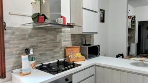 a kitchen with a stove top oven in a kitchen at Casa dei MoMi in Piombino