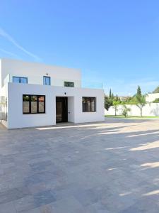 a white house with a lot of windows at Villa Paraíso in Seville