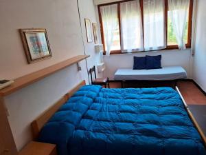 a small bedroom with a blue bed and a window at Albergo La Lampara in Deiva Marina +144 photos