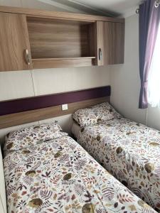 two beds in a small room withermottermottermott at Swift Bordeaux 56 in Dunoon